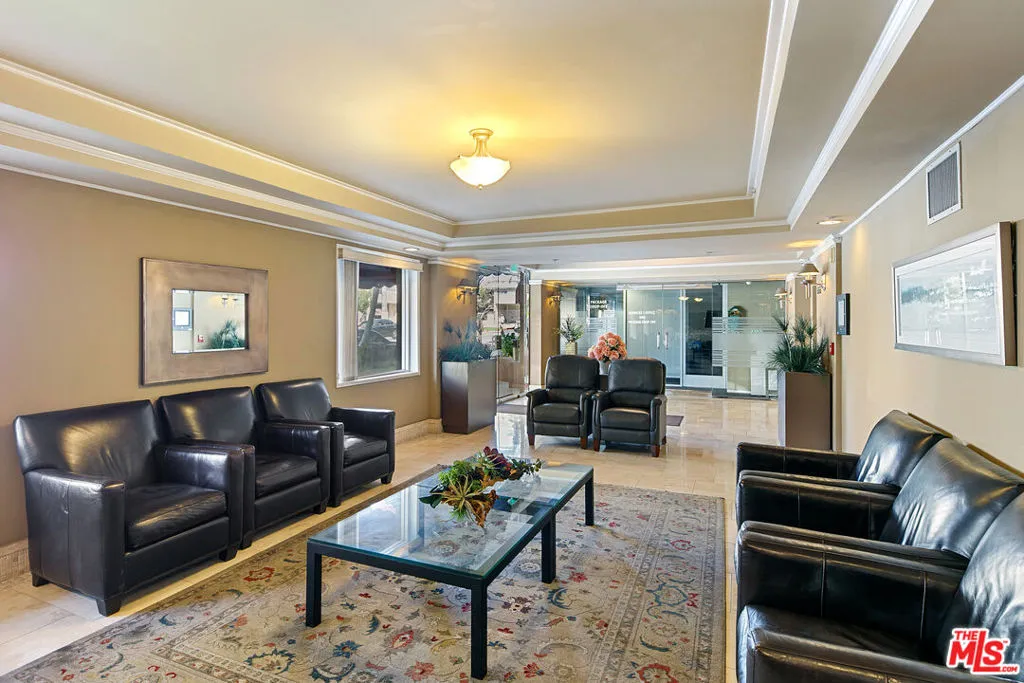 620 S Gramercy Place 320, Los Angeles, California 90005 home-pic-24