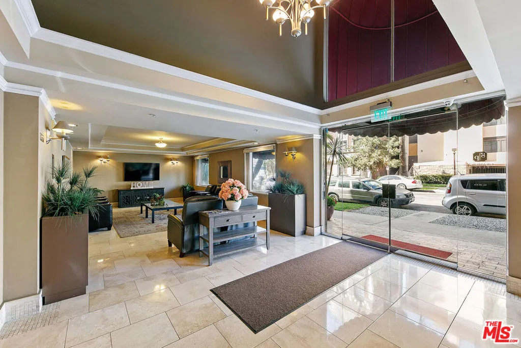 620 S Gramercy Place 320, Los Angeles, California 90005 home-pic-23