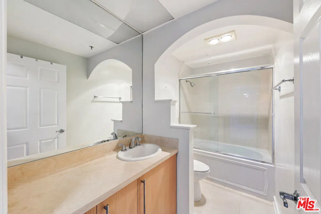 620 S Gramercy Place 320, Los Angeles, California 90005 home-pic-18