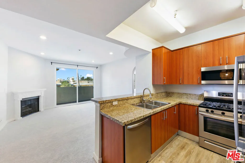 620 S Gramercy Place 320, Los Angeles, California 90005 home-pic-2