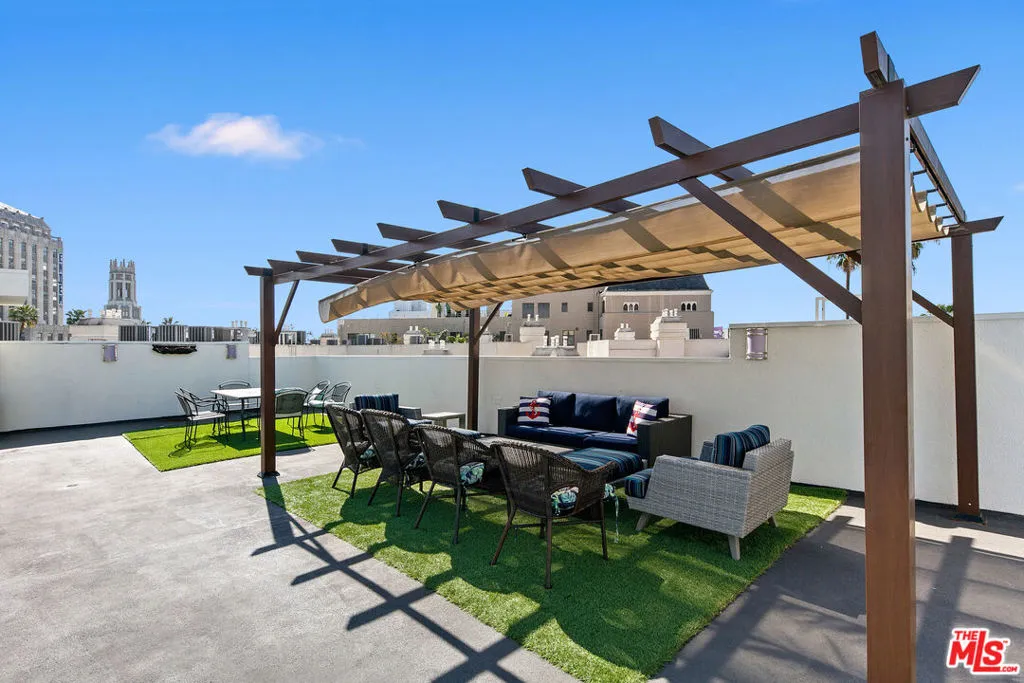620 S Gramercy Place 320, Los Angeles, California 90005 home-pic-32