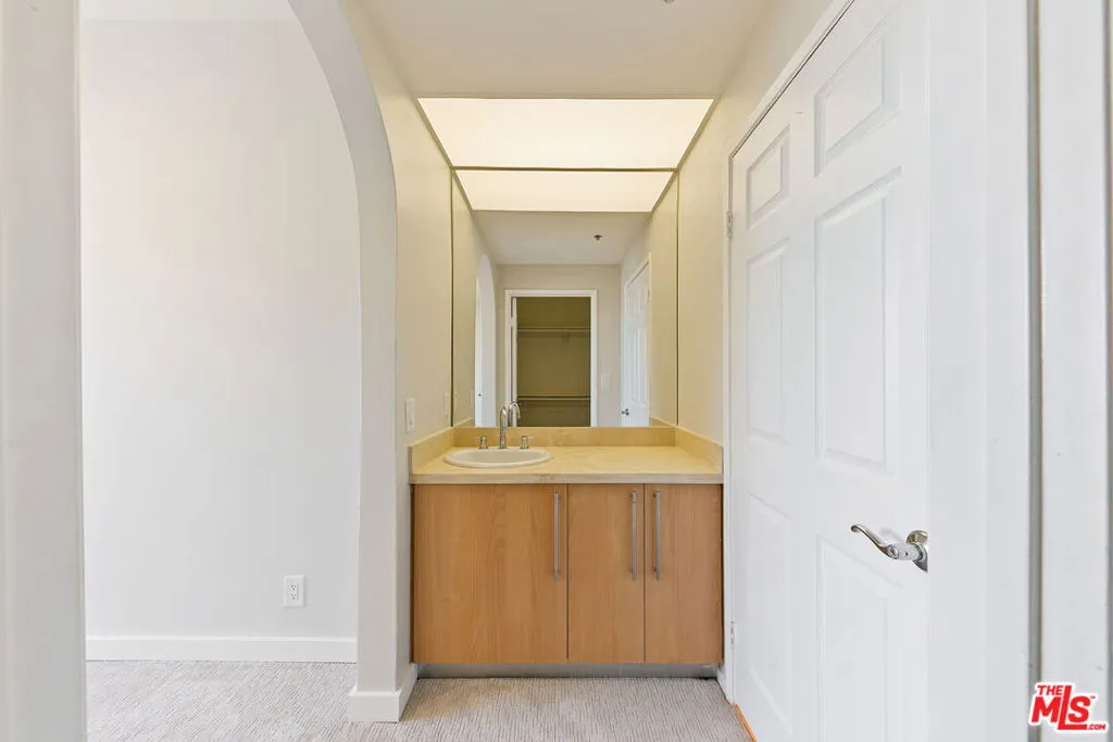 620 S Gramercy Place 320, Los Angeles, California 90005 home-pic-14