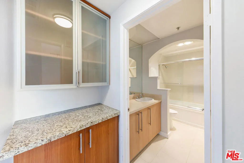 620 S Gramercy Place 320, Los Angeles, California 90005 home-pic-17