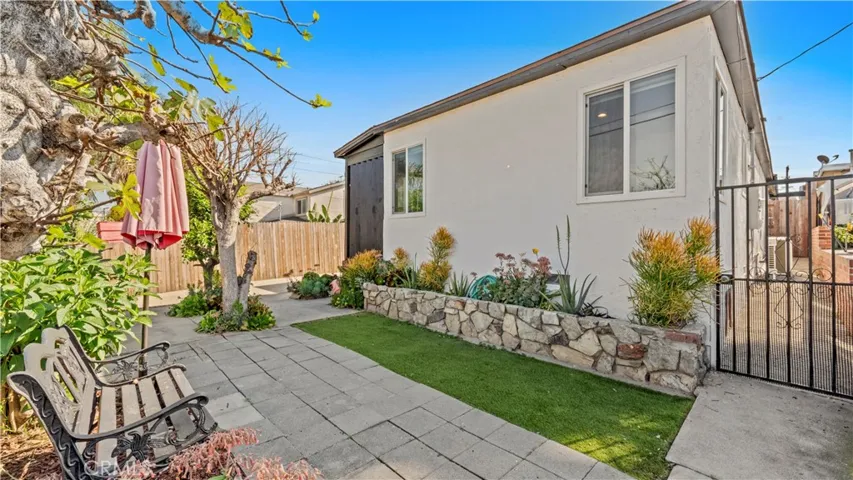 Front Yard patio area
