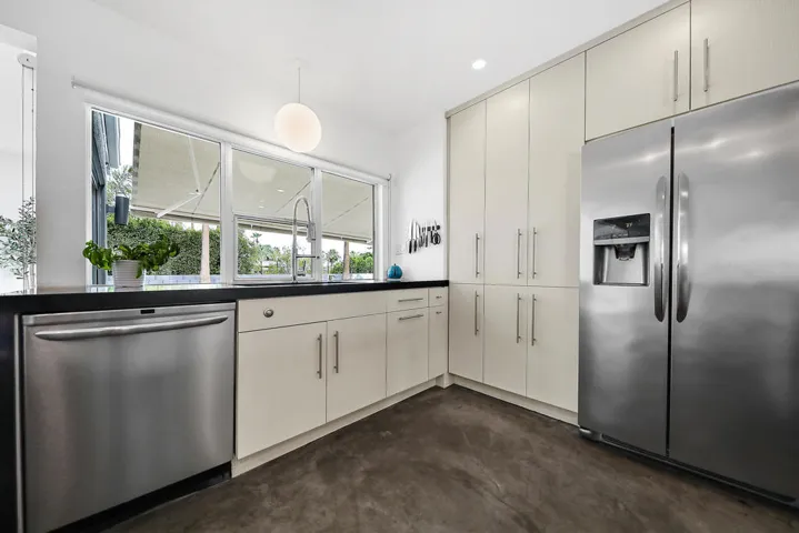 032 KITCHEN