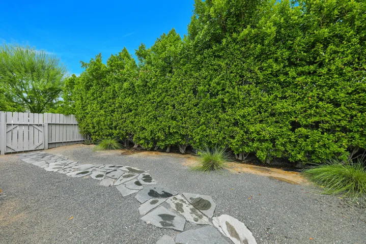 081 SIDE YARD