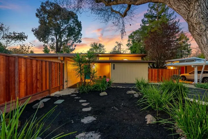 1080 Moffett Circle, Palo Alto, California 94303