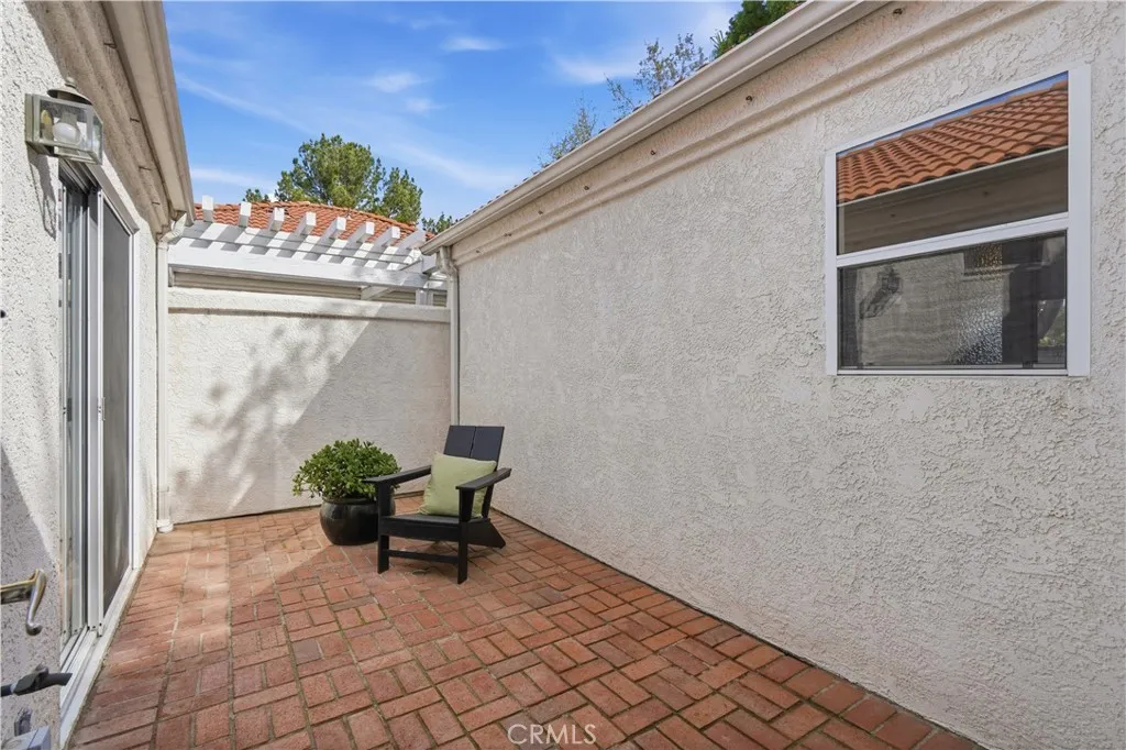 26352 Ivrea, Valencia, California 91355 home-pic-21
