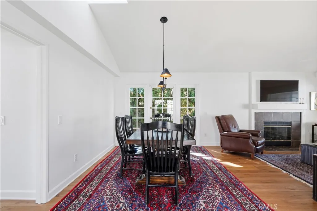26352 Ivrea, Valencia, California 91355 home-pic-2