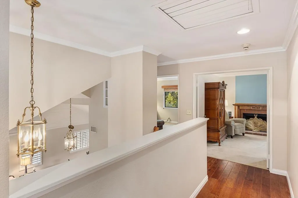 Upstairs Landing/Walkway