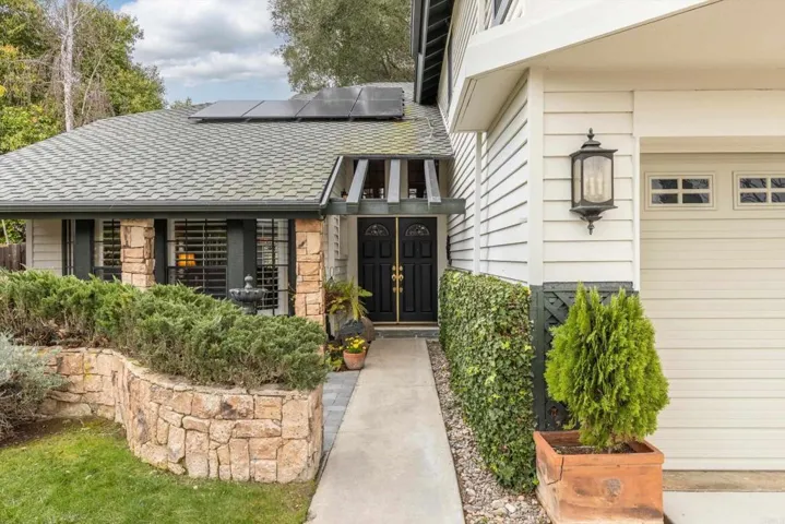 Front Walkway to Entry