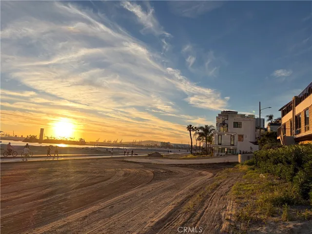 Amazing sunsets and very walkable!