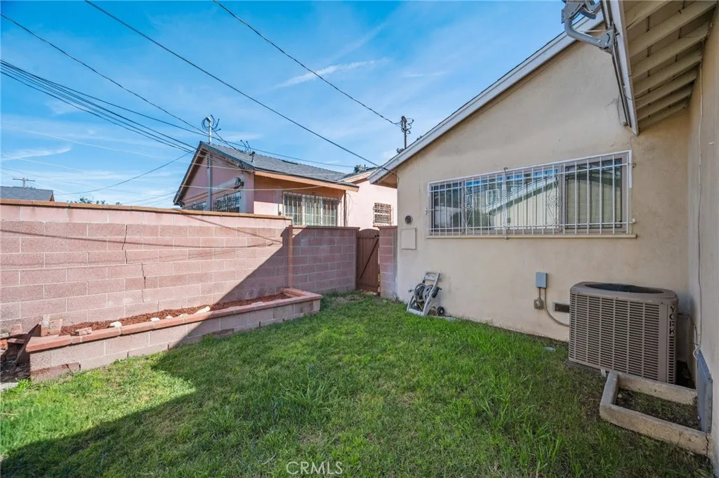 10725 S 8th Avenue, Inglewood, California 90303 home-pic-33