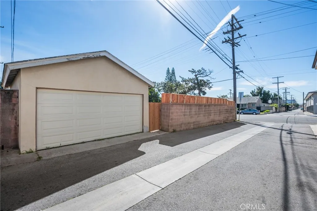 10725 S 8th Avenue, Inglewood, California 90303 home-pic-40