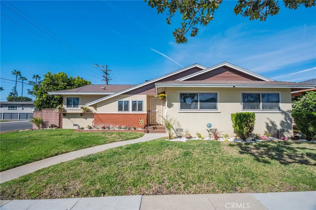 10725 S 8th Avenue, Inglewood, California 90303 home-pic-1