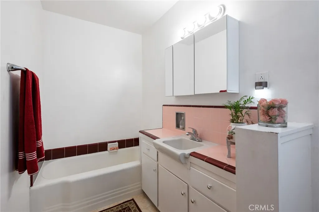 10725 S 8th Avenue, Inglewood, California 90303 home-pic-26