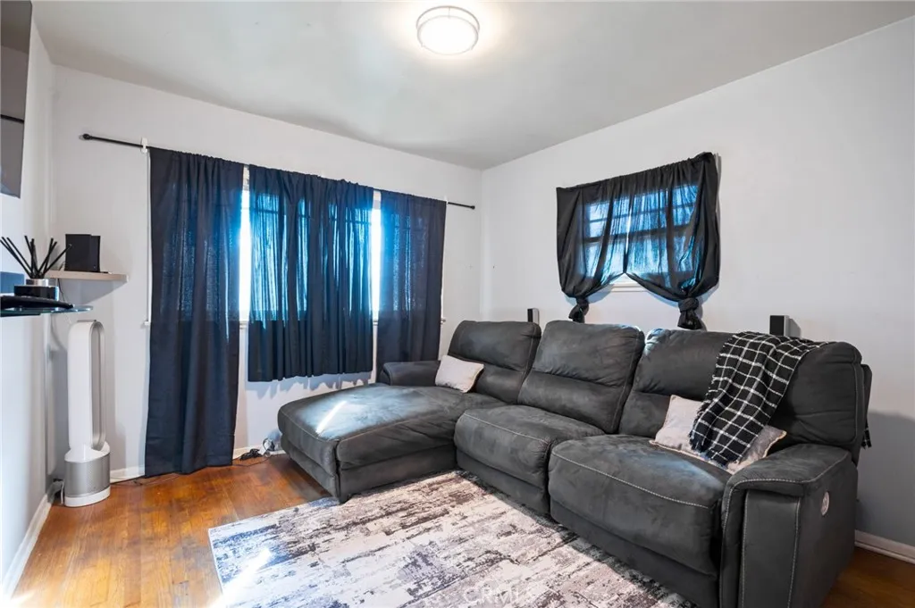 10725 S 8th Avenue, Inglewood, California 90303 home-pic-20