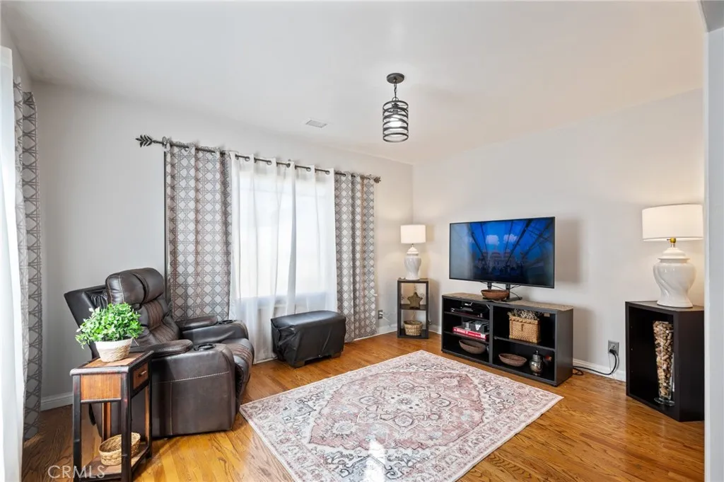 10725 S 8th Avenue, Inglewood, California 90303 home-pic-7