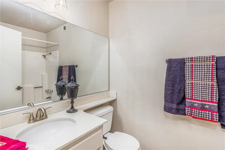 Guest bath with tub / shower