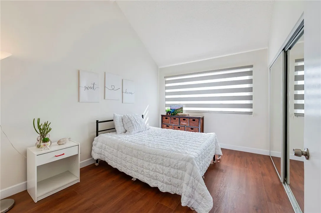 16331 Cornuta Avenue E, Bellflower, California 90706 home-pic-24