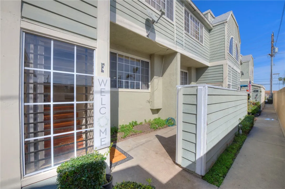 16331 Cornuta Avenue E, Bellflower, California 90706 home-pic-3