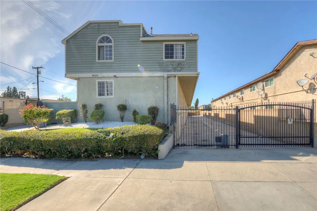 16331 Cornuta Avenue E, Bellflower, California 90706 home-pic-2