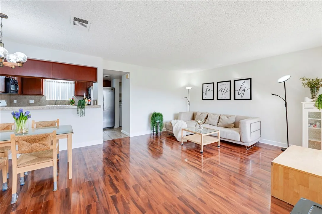 16331 Cornuta Avenue E, Bellflower, California 90706 home-pic-4