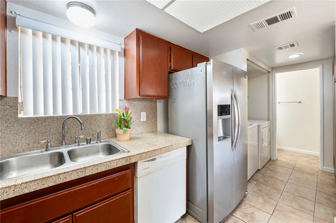 16331 Cornuta Avenue E, Bellflower, California 90706 home-pic-11