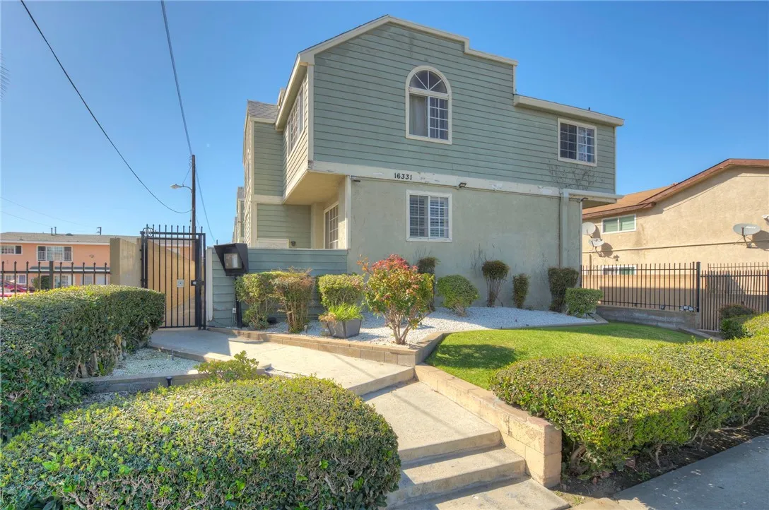 16331 Cornuta Avenue E, Bellflower, California 90706 home-pic-1