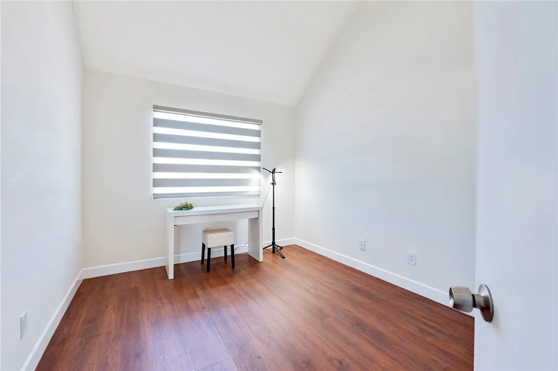 16331 Cornuta Avenue E, Bellflower, California 90706 home-pic-17