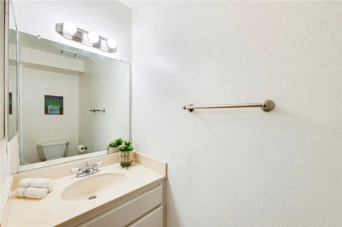 16331 Cornuta Avenue E, Bellflower, California 90706 home-pic-13