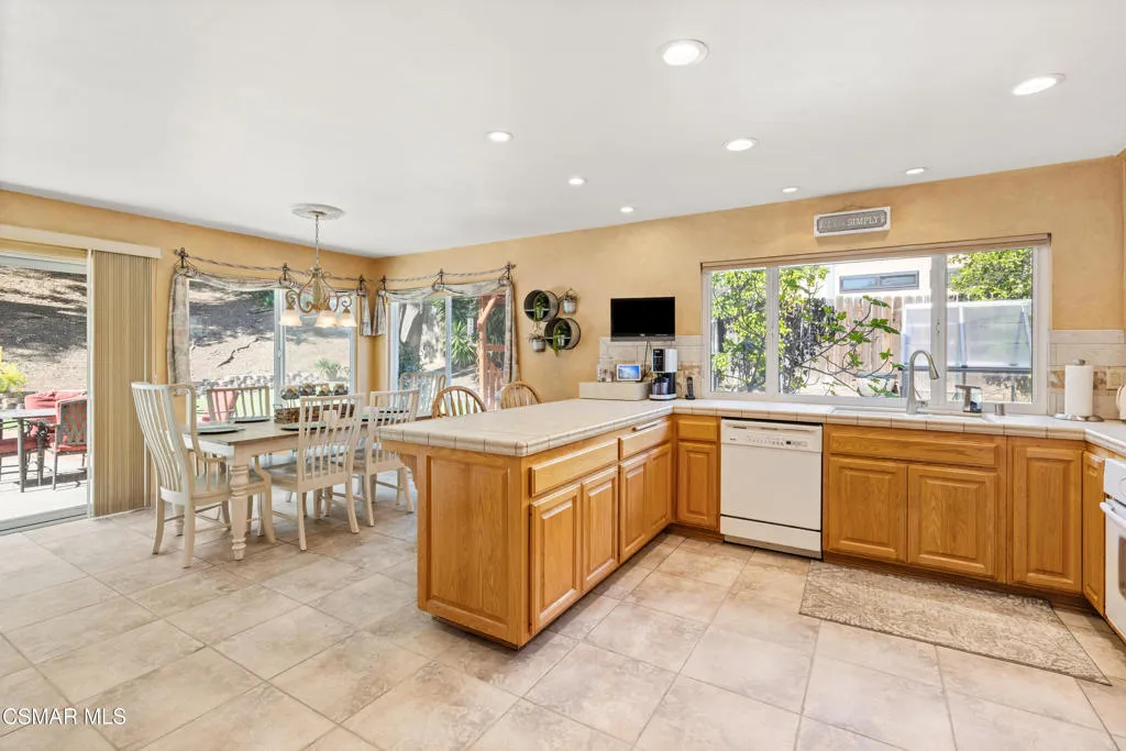 3141 Wild Horse Court, Thousand Oaks, California 91360 home-pic-11