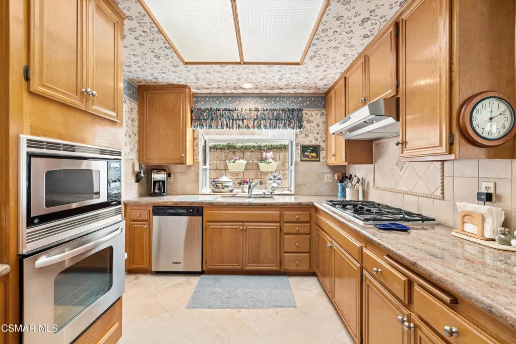 12120 London Grove Court, Moorpark, California 93021 home-pic-12