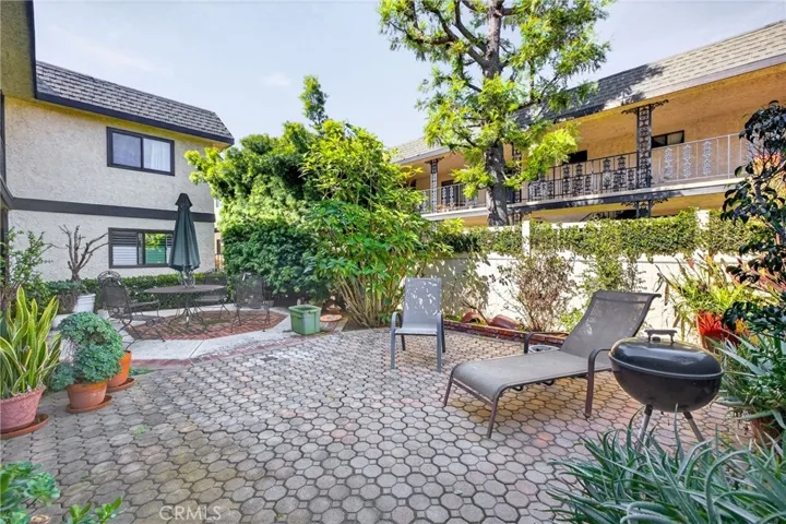 COMMUNITY COURTYARD