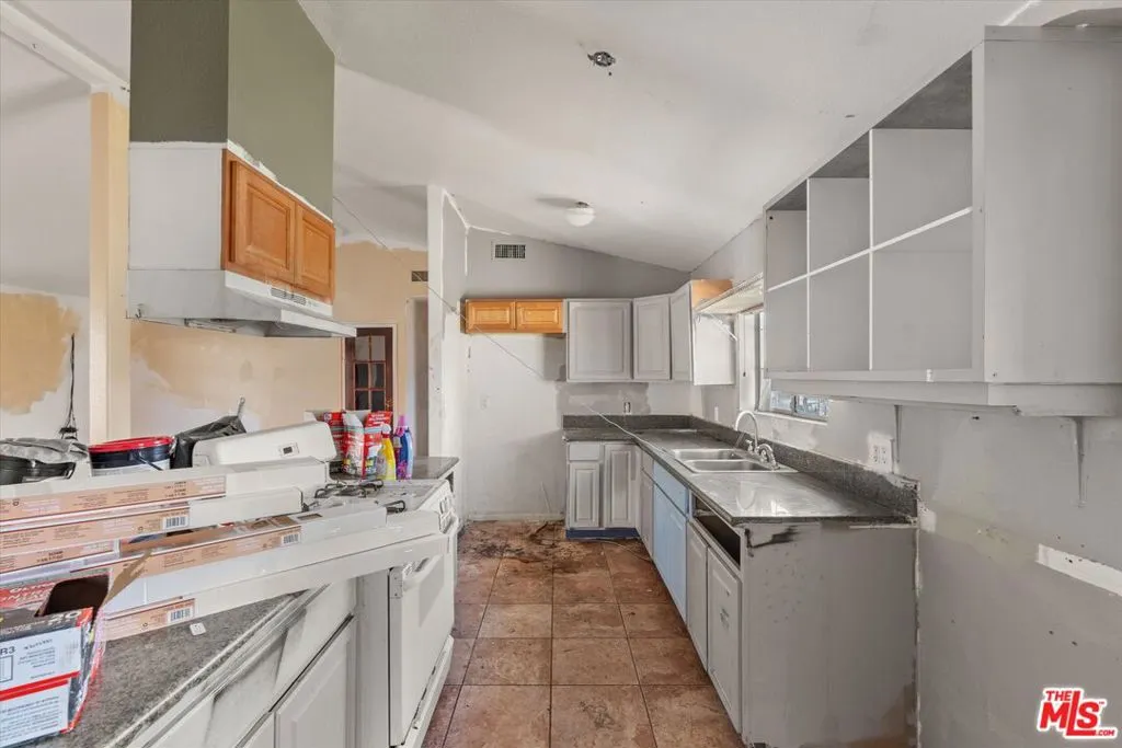 13770 Sproule Avenue, Sylmar, California 91342 home-pic-16