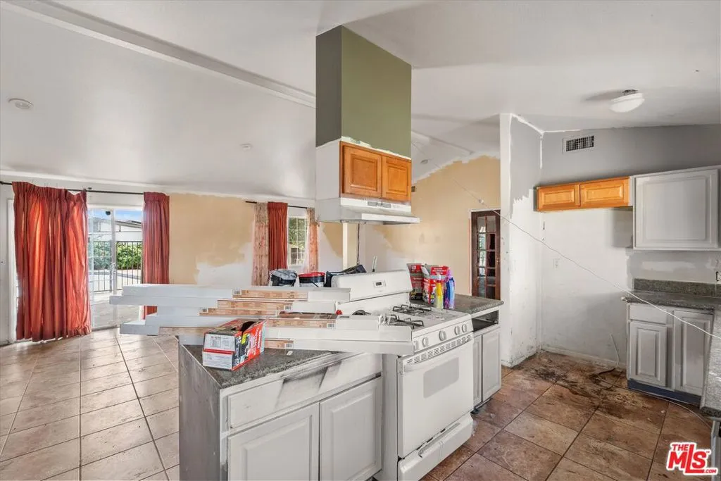 13770 Sproule Avenue, Sylmar, California 91342 home-pic-6