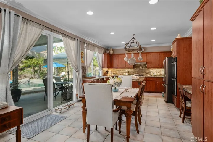 dine in kitchen