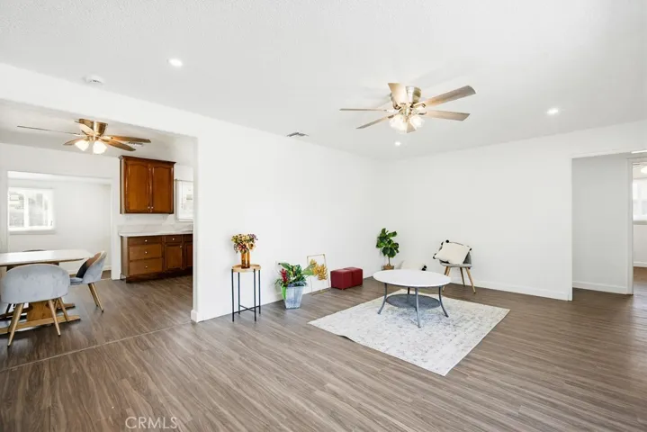 Living Room Facing the Ktichen