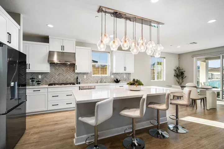 80362 Segovia 6 Kitchen Dining