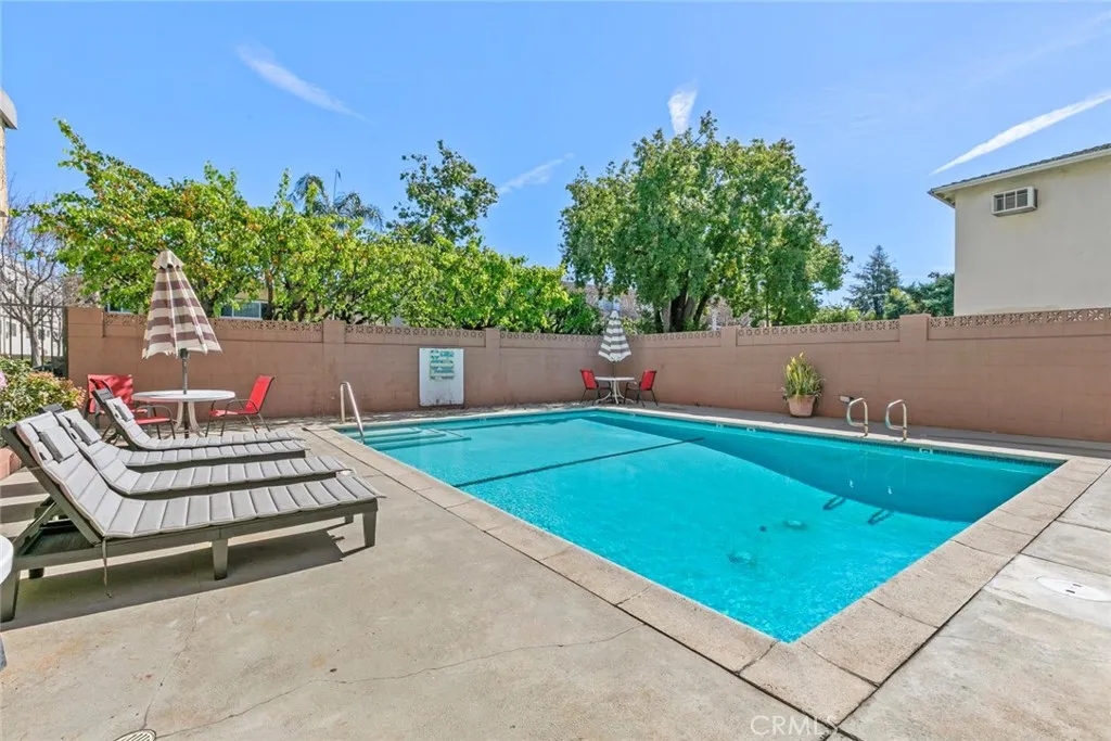 320 E Stocker St  home-pic-43