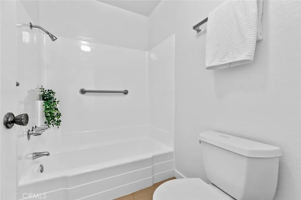 320 E Stocker St  home-pic-31