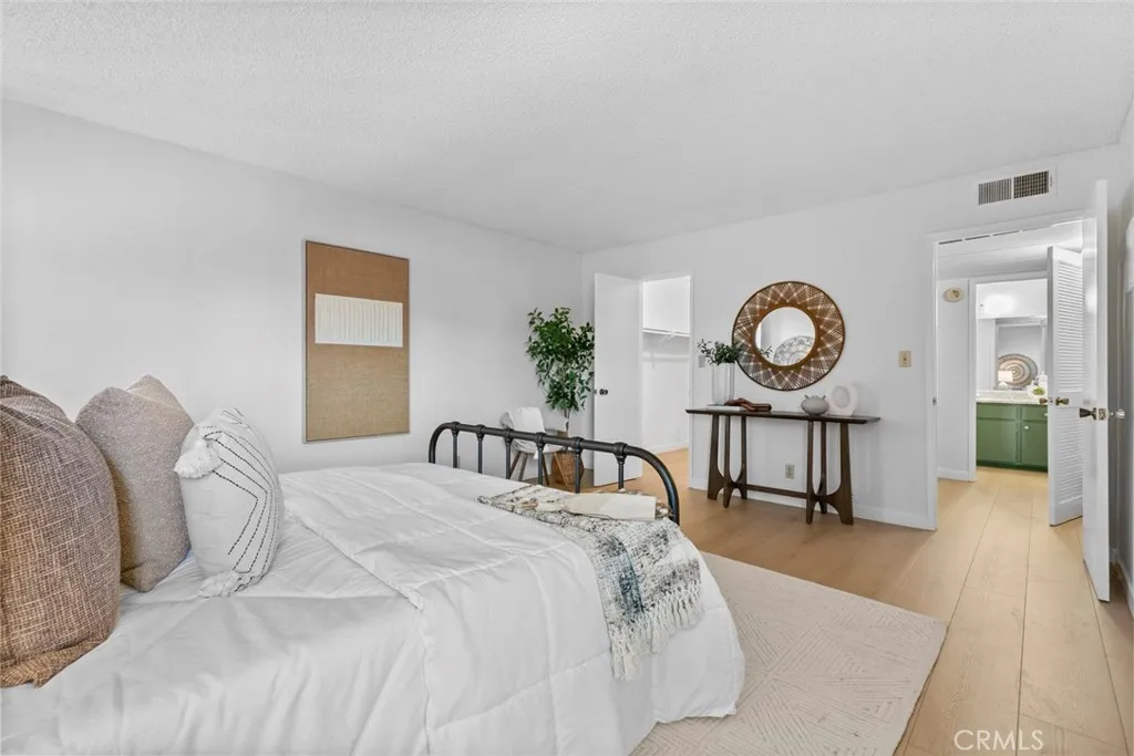 320 E Stocker St  home-pic-36