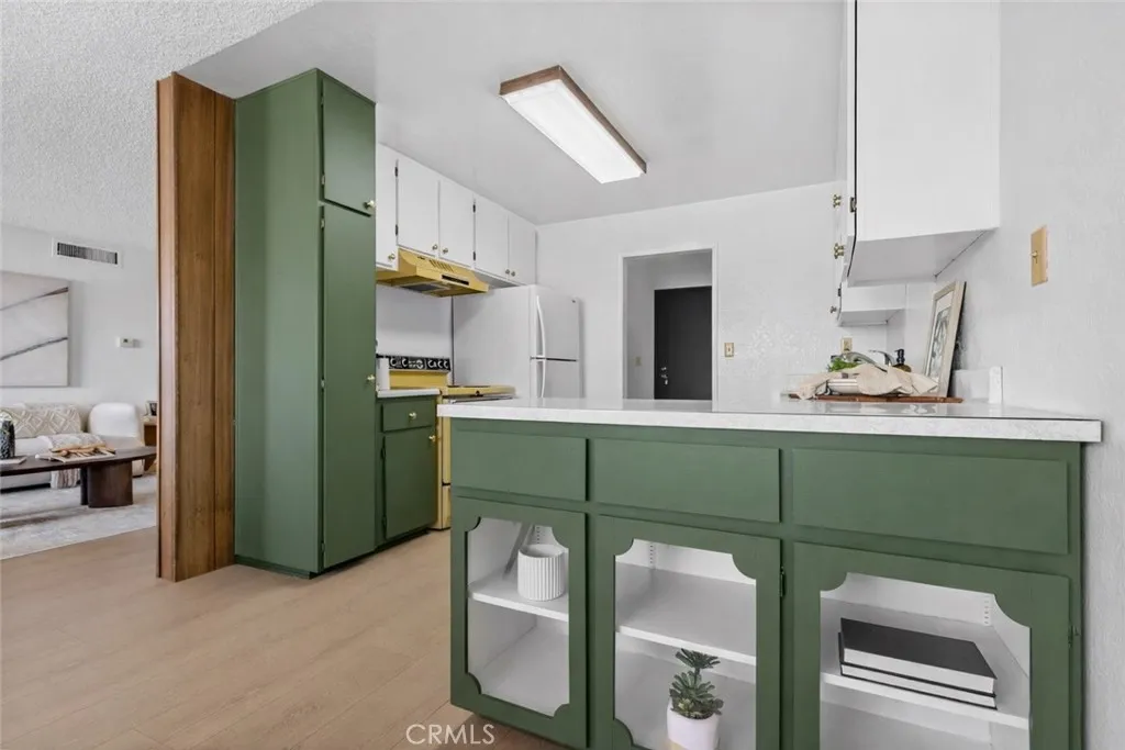 320 E Stocker St  home-pic-18