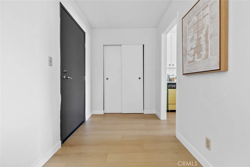 320 E Stocker St  home-pic-23