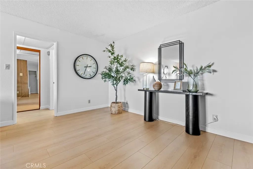 320 E Stocker St  home-pic-8