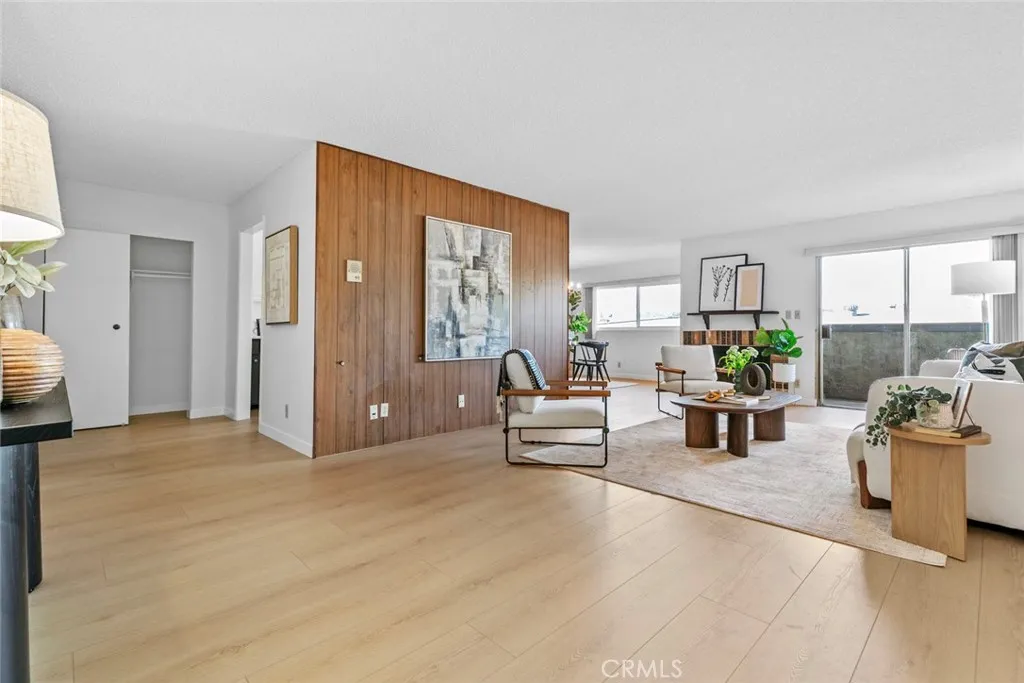 320 E Stocker St  home-pic-2