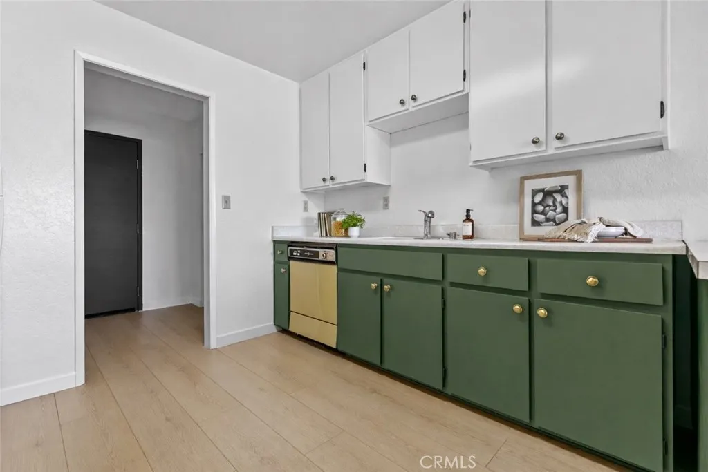 320 E Stocker St  home-pic-22