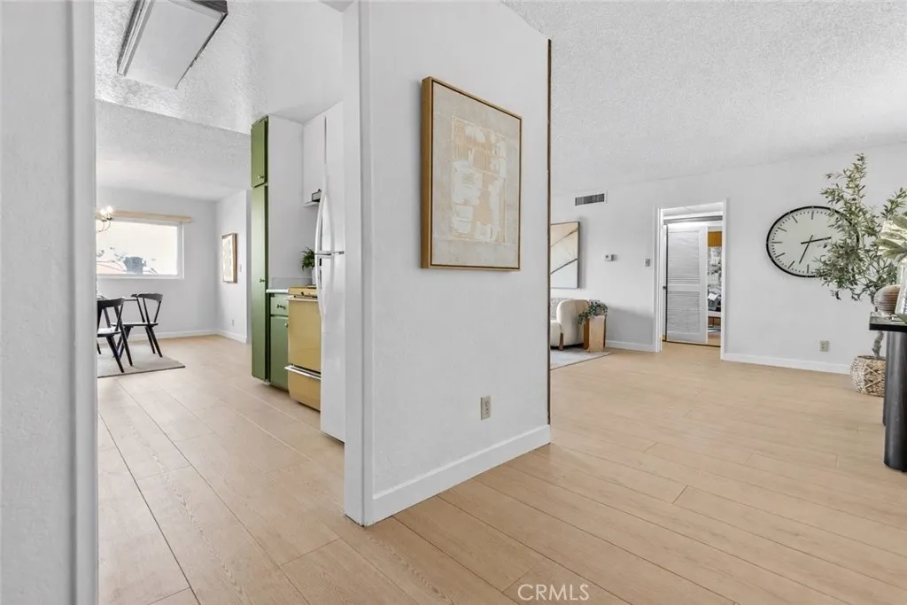 320 E Stocker St  home-pic-24