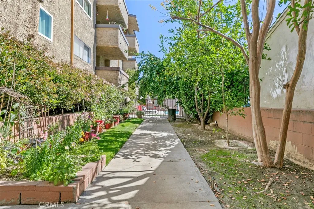 320 E Stocker St  home-pic-47