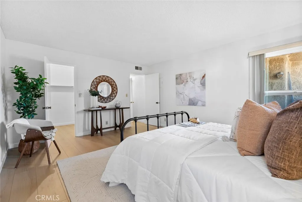 320 E Stocker St  home-pic-37